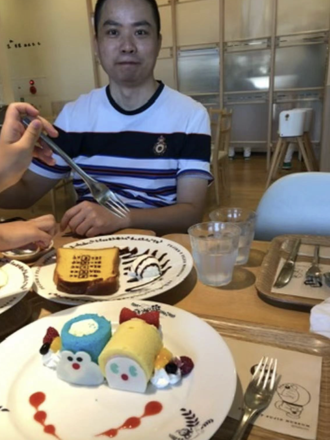 爸爸在日本哆啦A梦小镇用餐