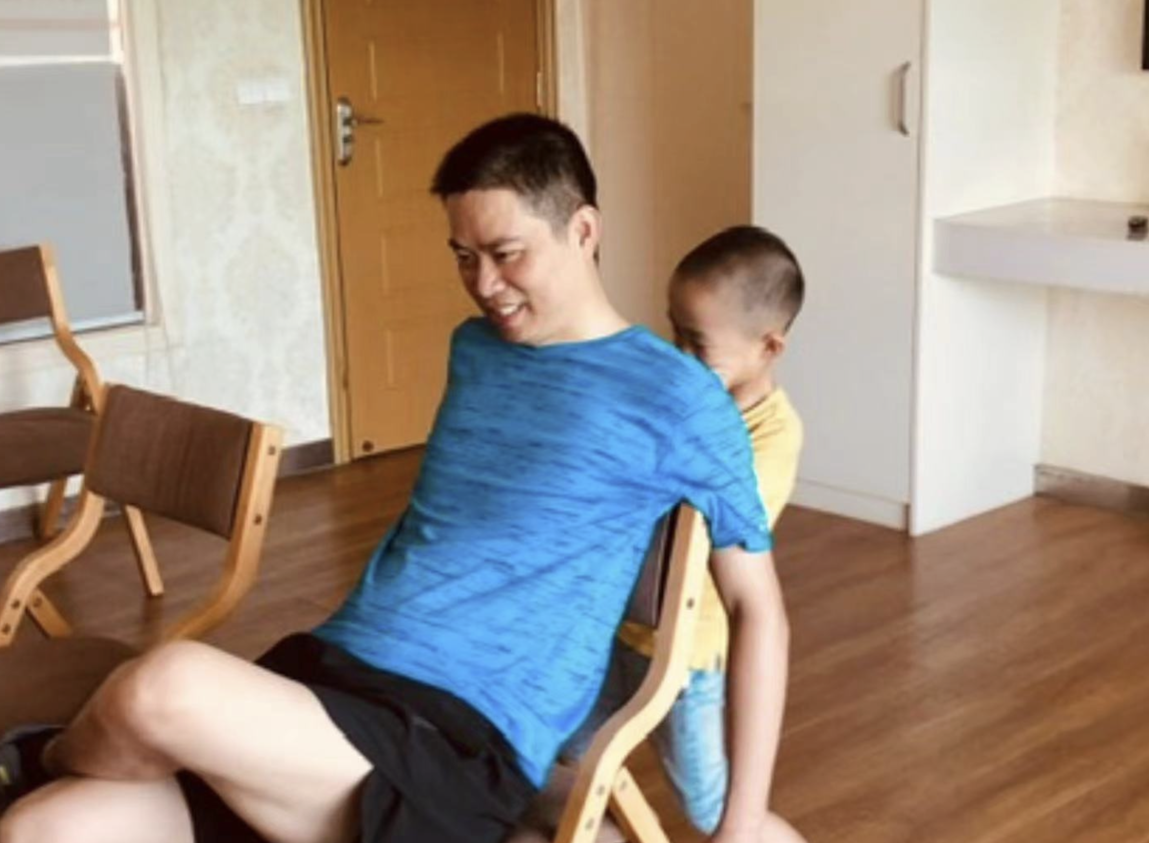 小弟给爸爸按摩