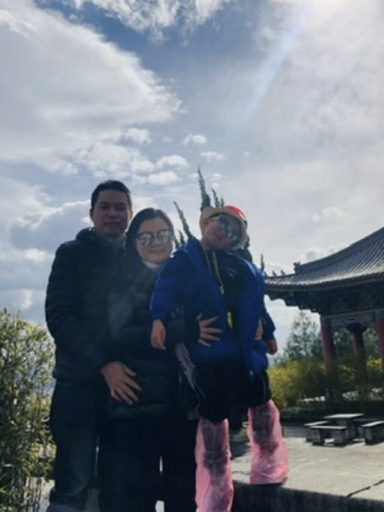 一家人合照时调皮的小弟做怪表情