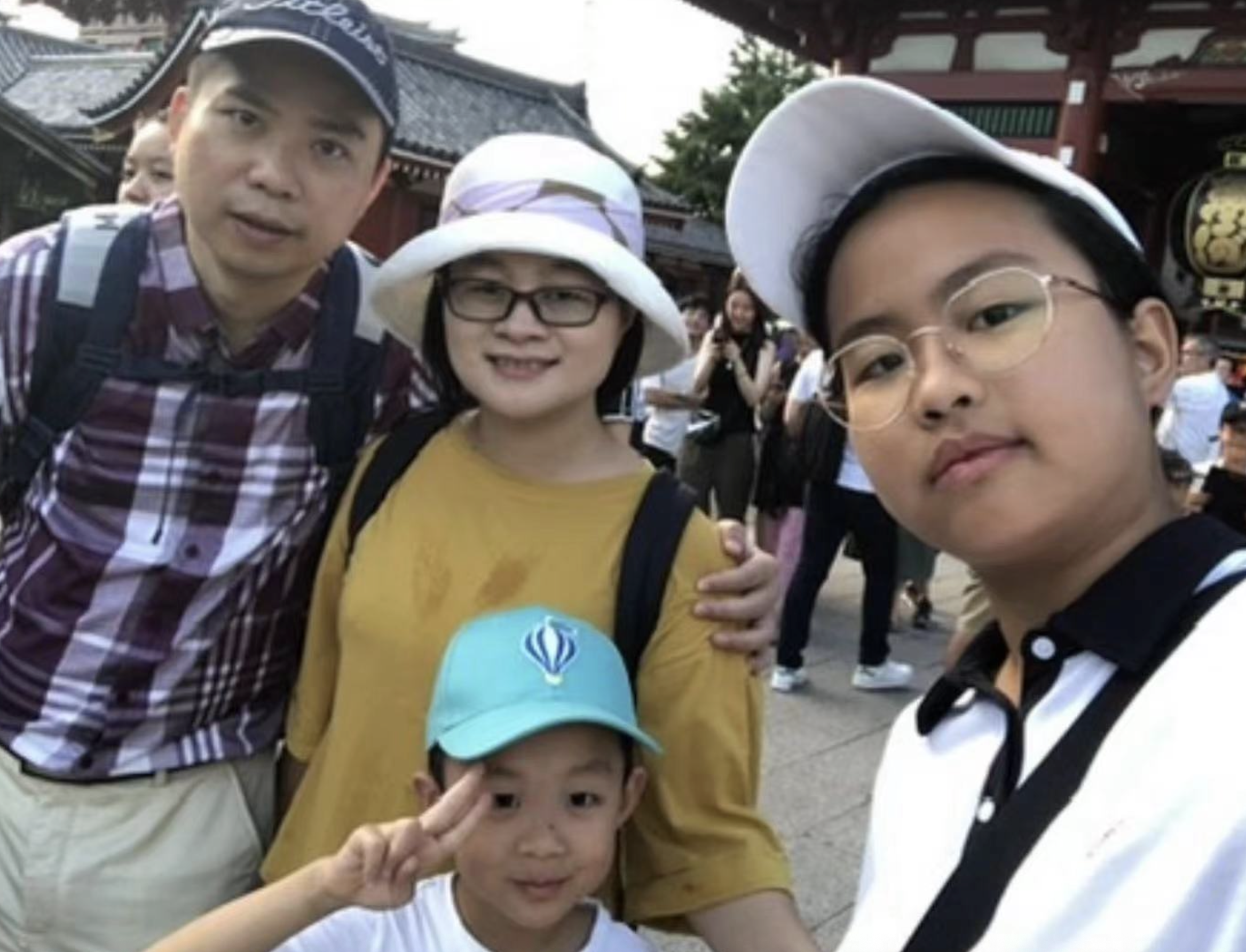 一家人在东京浅草寺的合照