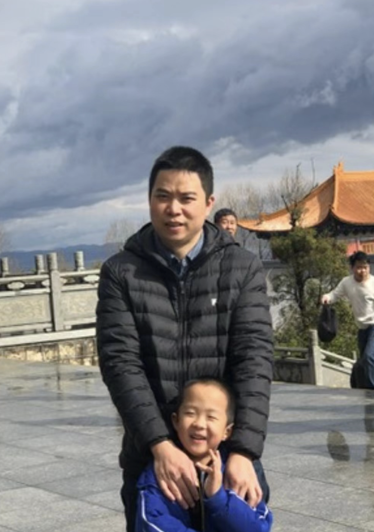 爸爸和儿子的合照